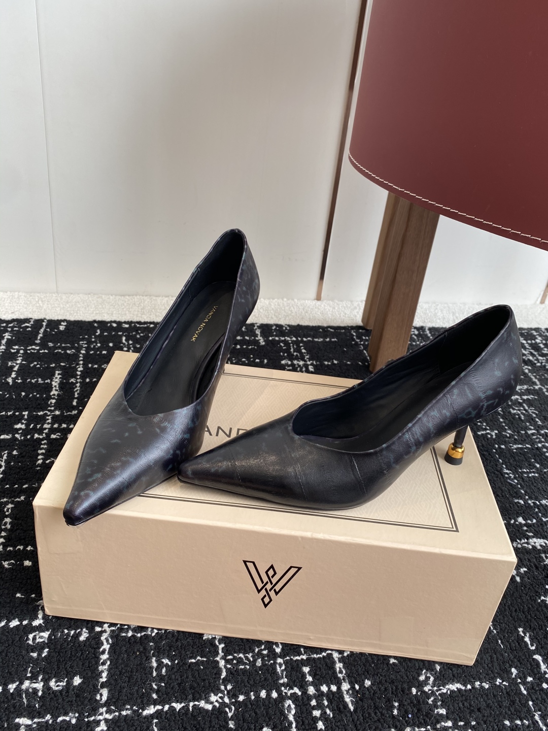 代购级
VANDA NOVAK来自意大利品牌 尖头 单鞋 全网独家耗时3个月研发鞋跟独特设计重磅系列众多
