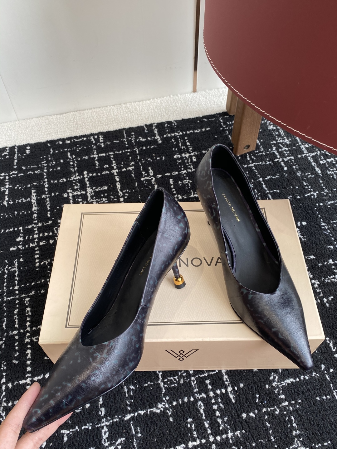 代购级
VANDA NOVAK来自意大利品牌 尖头 单鞋 全网独家耗时3个月研发鞋跟独特设计重磅系列众多