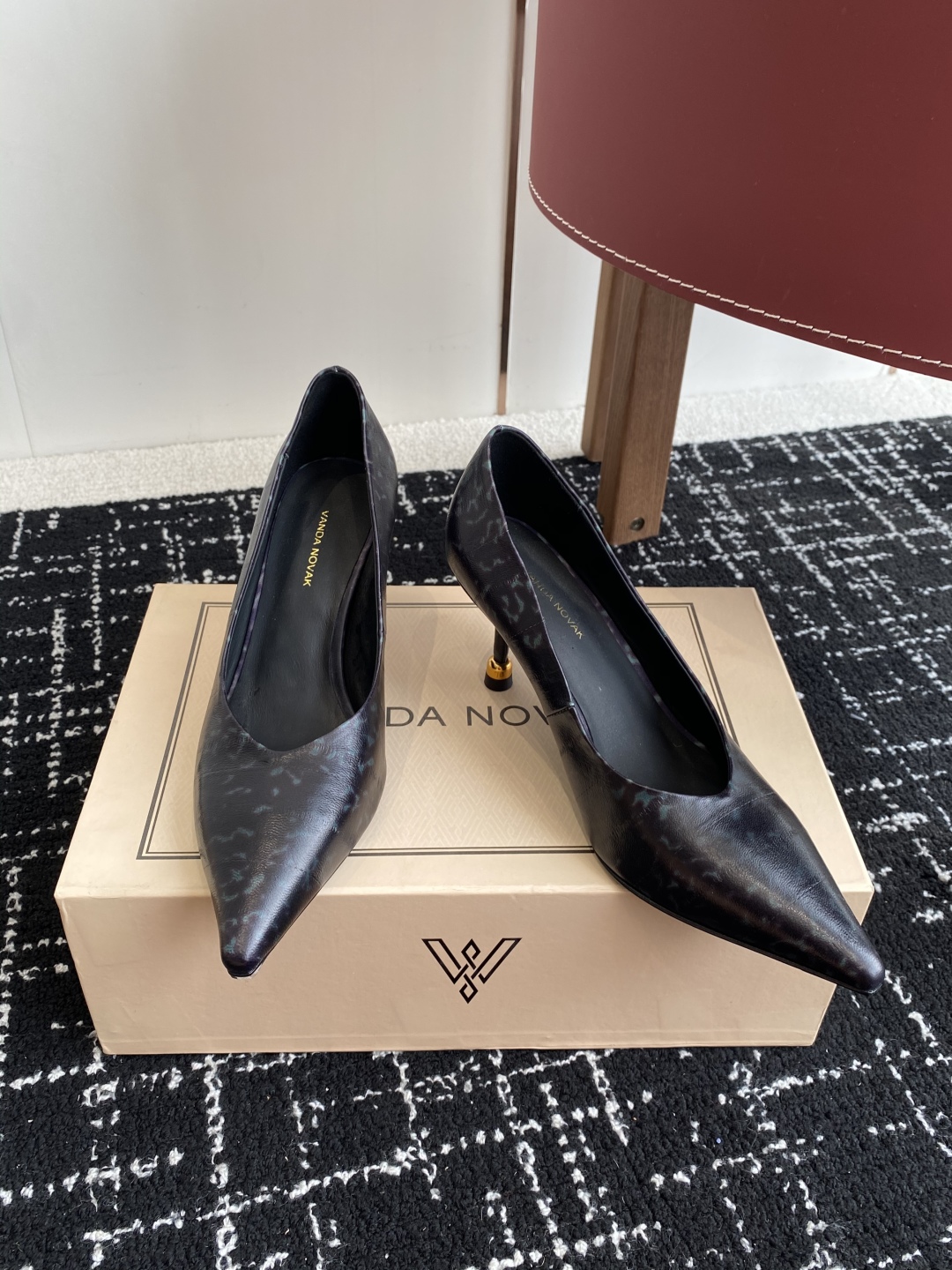 代购级
VANDA NOVAK来自意大利品牌 尖头 单鞋 全网独家耗时3个月研发鞋跟独特设计重磅系列众多
