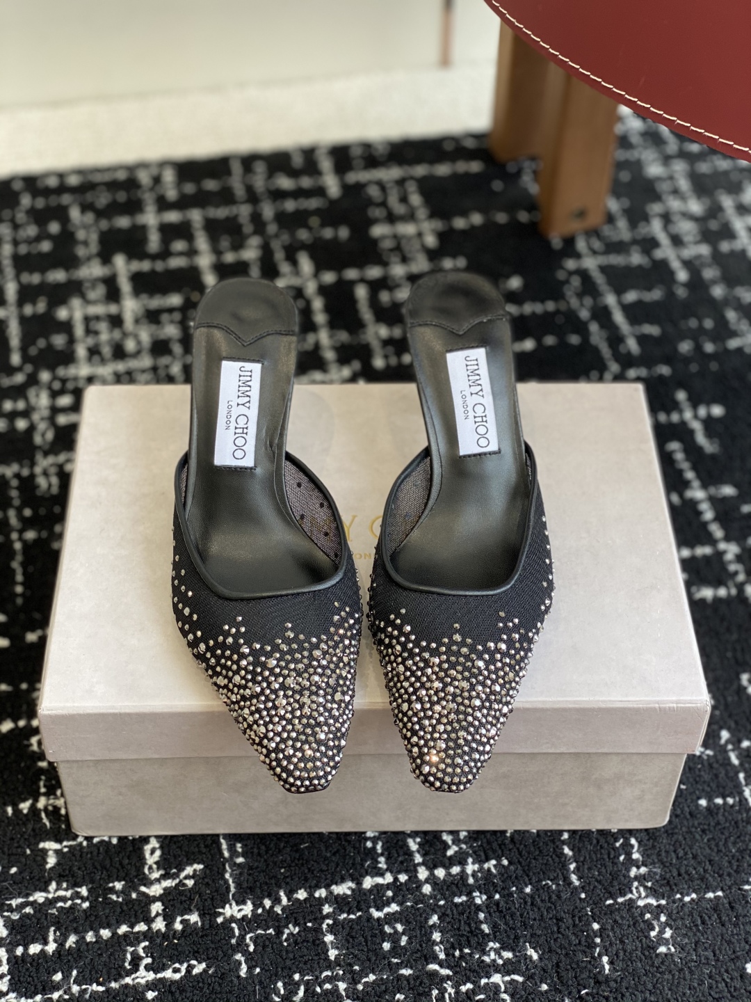 代购级
早春水晶钻扣凉鞋 拖鞋Jimmy Choo 周仰杰25春夏系列 重逢惊艳 优雅邂逅 碰撞之美 时