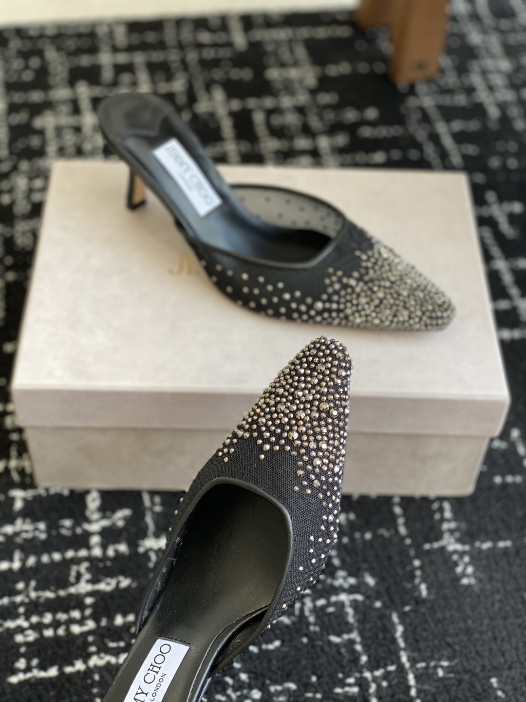 代购级
早春水晶钻扣凉鞋 拖鞋Jimmy Choo 周仰杰25春夏系列 重逢惊艳 优雅邂逅 碰撞之美 时