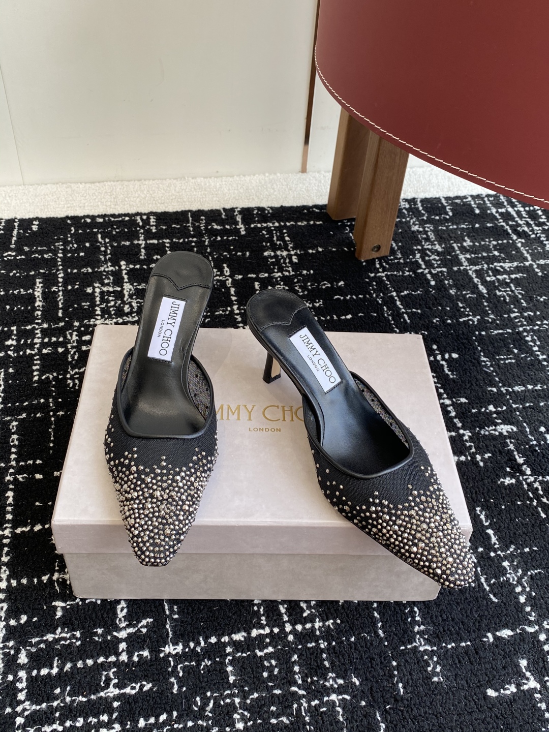 代购级
早春水晶钻扣凉鞋 拖鞋Jimmy Choo 周仰杰25春夏系列 重逢惊艳 优雅邂逅 碰撞之美 时