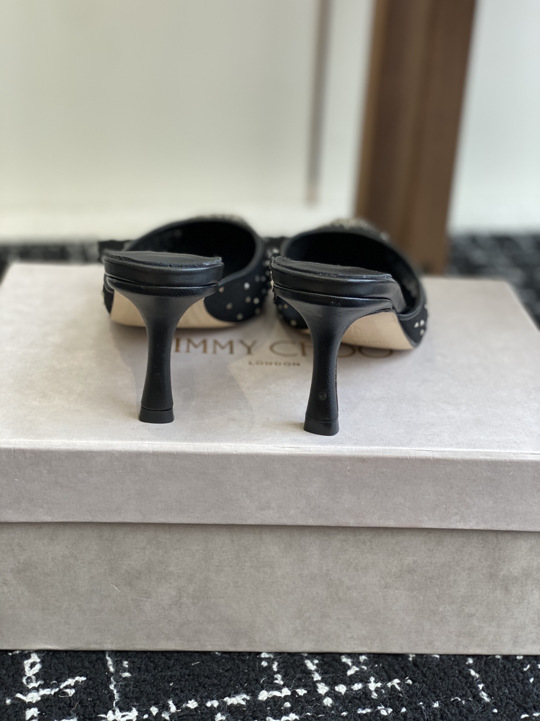 代购级
早春水晶钻扣凉鞋 拖鞋Jimmy Choo 周仰杰25春夏系列 重逢惊艳 优雅邂逅 碰撞之美 时
