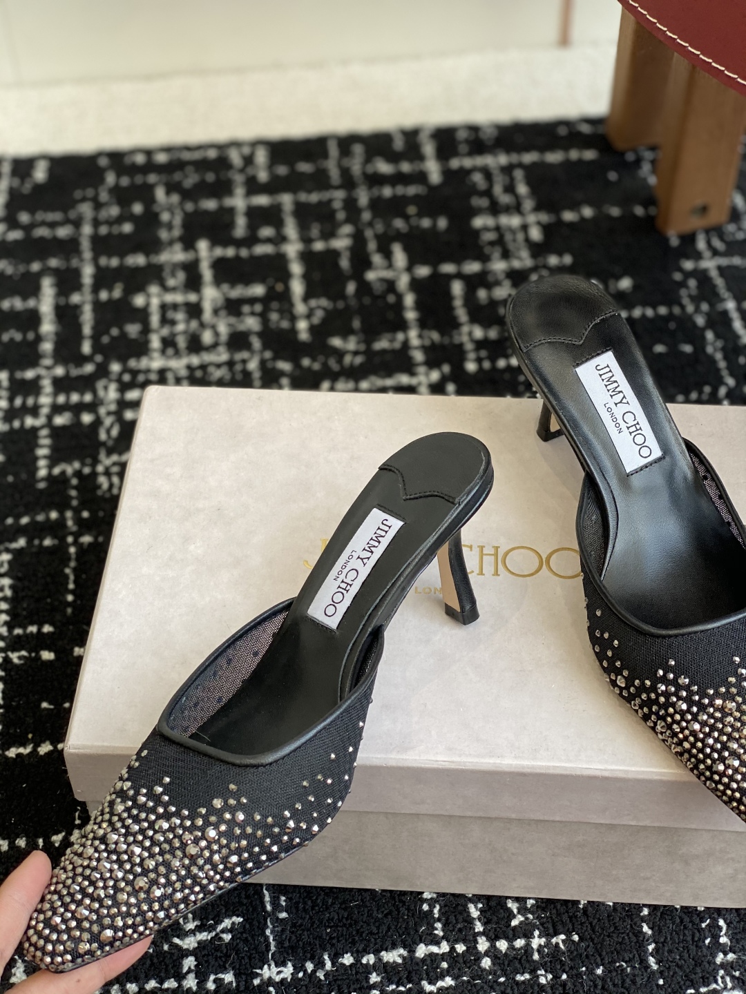 代购级
早春水晶钻扣凉鞋 拖鞋Jimmy Choo 周仰杰25春夏系列 重逢惊艳 优雅邂逅 碰撞之美 时