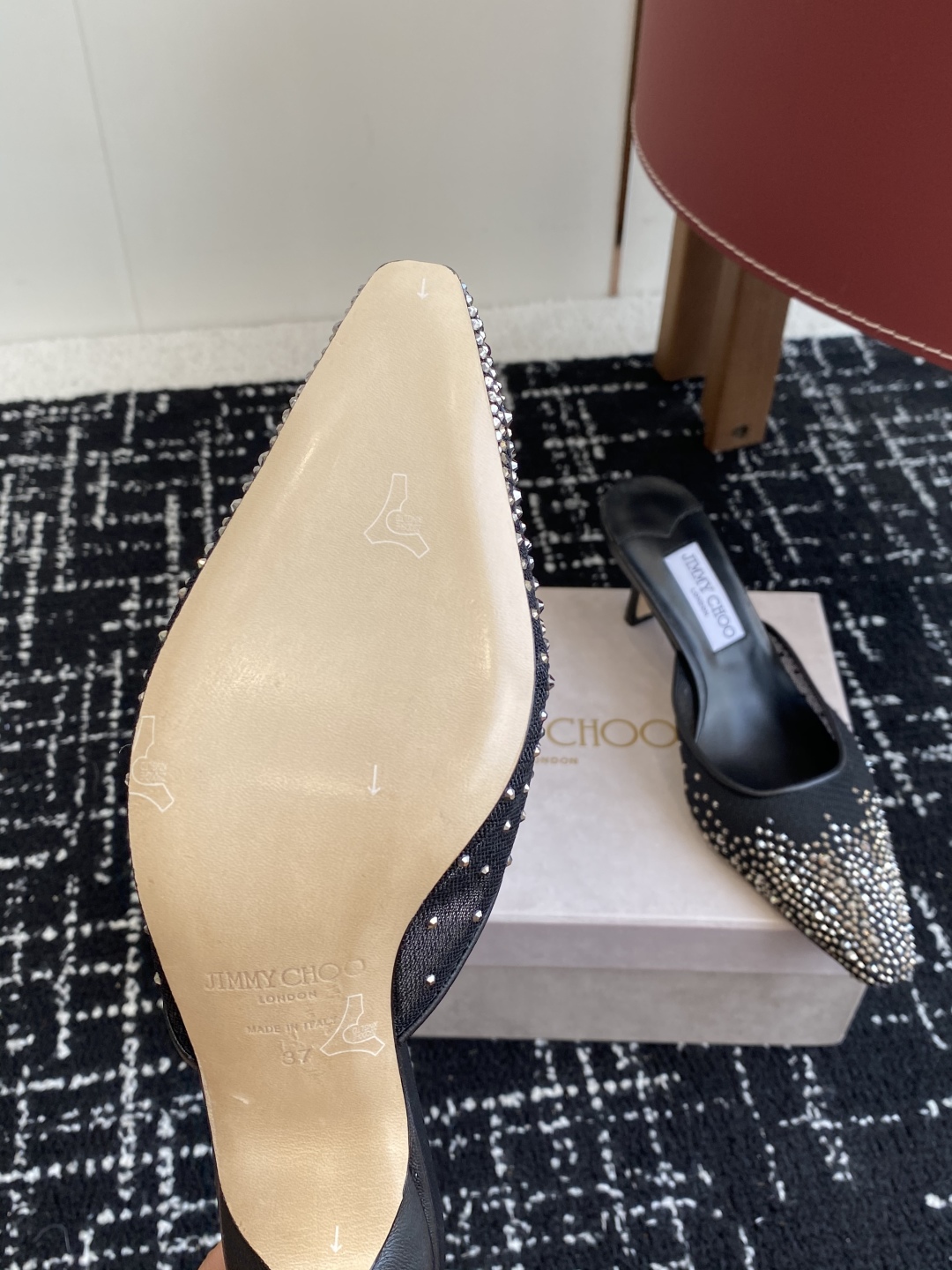 代购级
早春水晶钻扣凉鞋 拖鞋Jimmy Choo 周仰杰25春夏系列 重逢惊艳 优雅邂逅 碰撞之美 时
