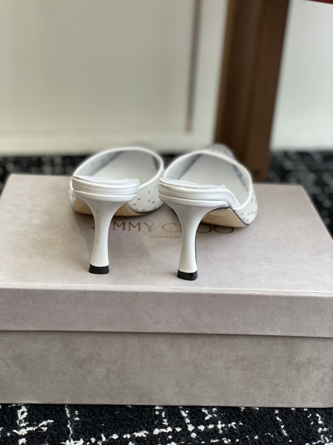 代购级
早春水晶钻扣凉鞋 拖鞋Jimmy Choo 周仰杰25春夏系列 重逢惊艳 优雅邂逅 碰撞之美 时