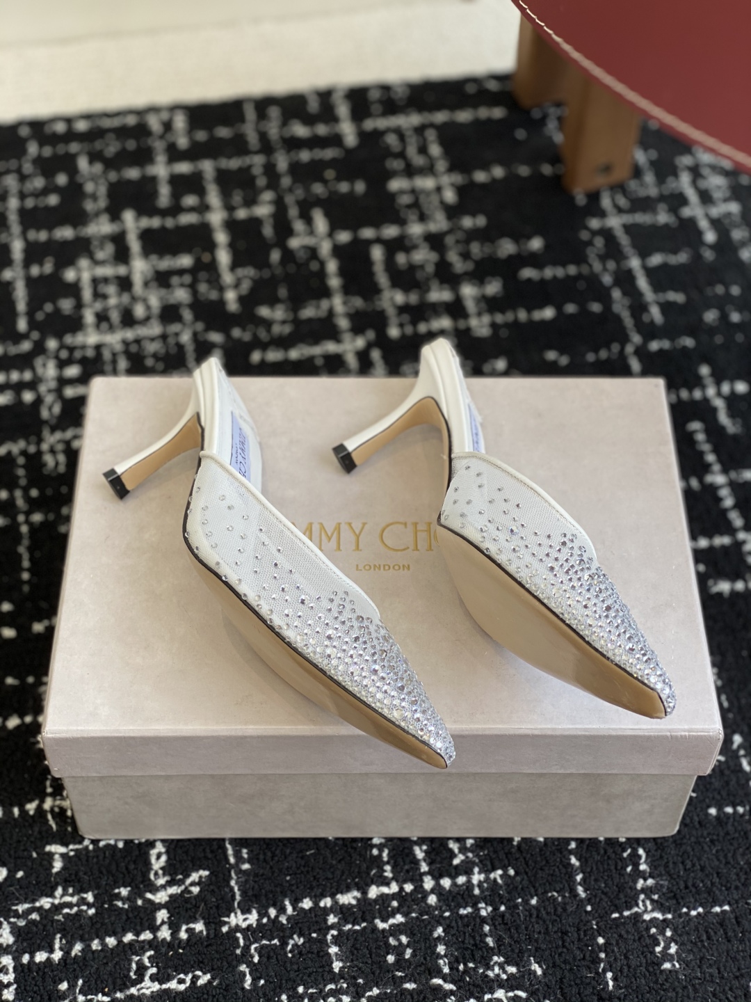 代购级
早春水晶钻扣凉鞋 拖鞋Jimmy Choo 周仰杰25春夏系列 重逢惊艳 优雅邂逅 碰撞之美 时