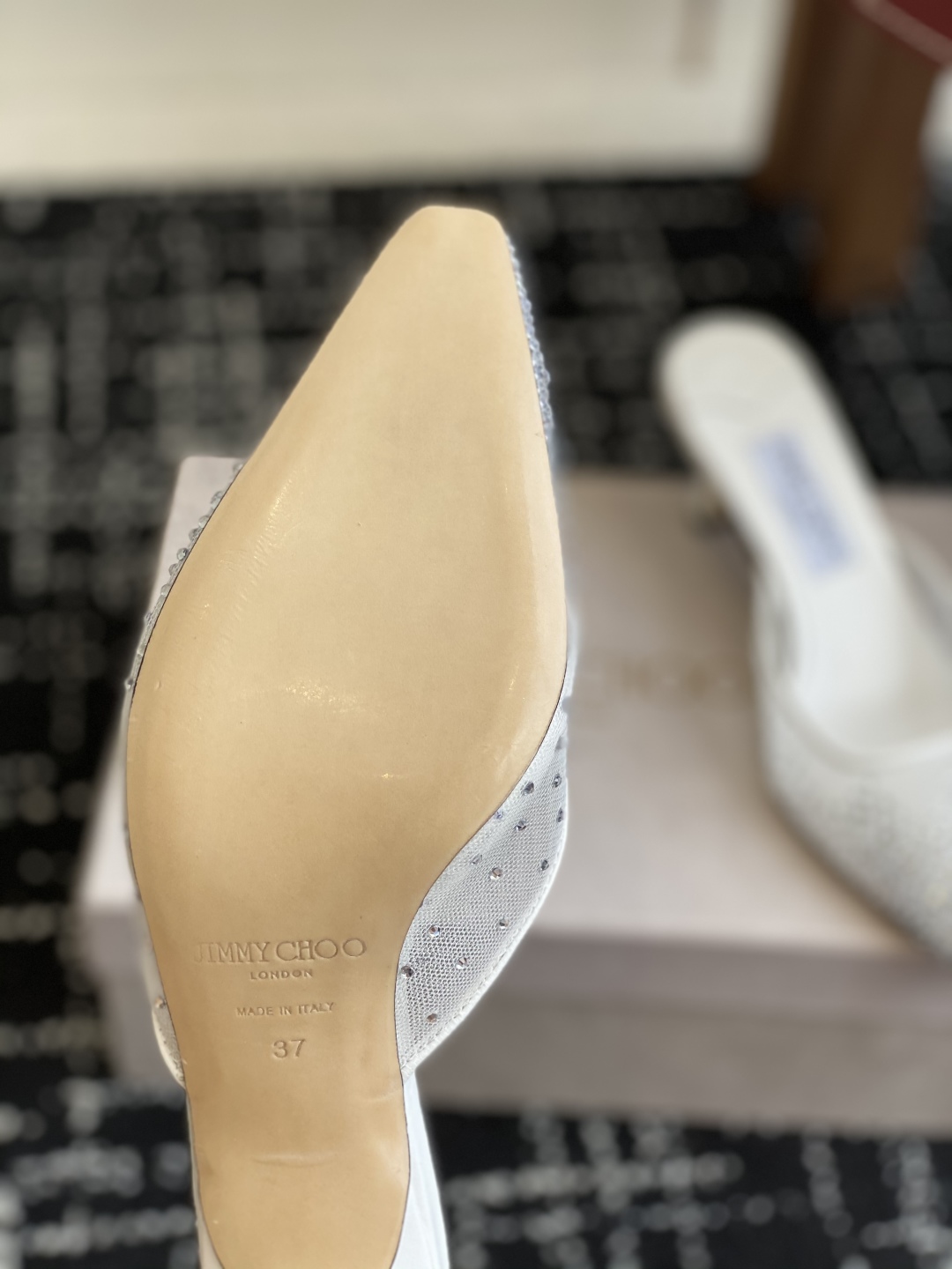 代购级
早春水晶钻扣凉鞋 拖鞋Jimmy Choo 周仰杰25春夏系列 重逢惊艳 优雅邂逅 碰撞之美 时