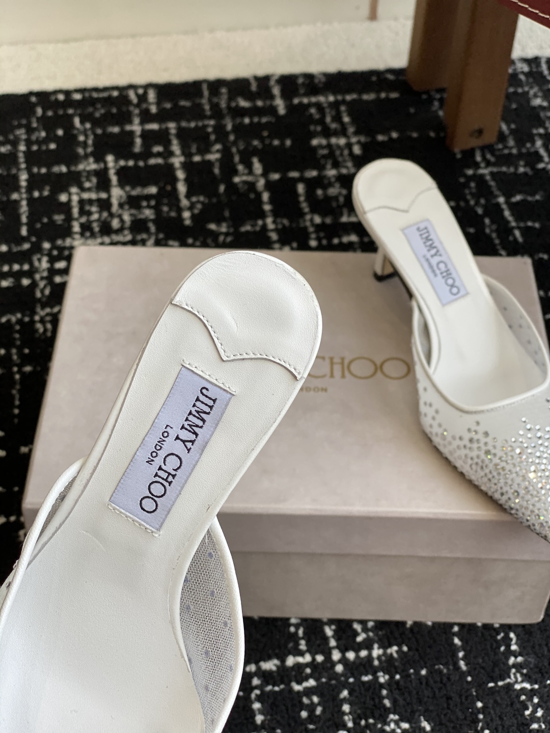 代购级
早春水晶钻扣凉鞋 拖鞋Jimmy Choo 周仰杰25春夏系列 重逢惊艳 优雅邂逅 碰撞之美 时