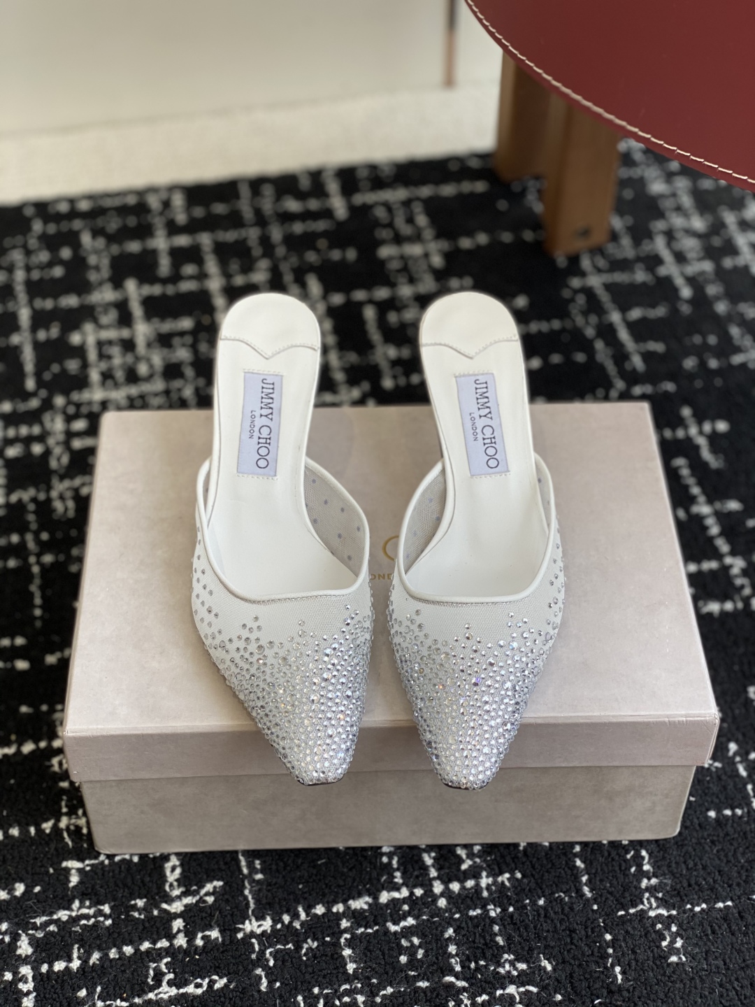 代购级
早春水晶钻扣凉鞋 拖鞋Jimmy Choo 周仰杰25春夏系列 重逢惊艳 优雅邂逅 碰撞之美 时