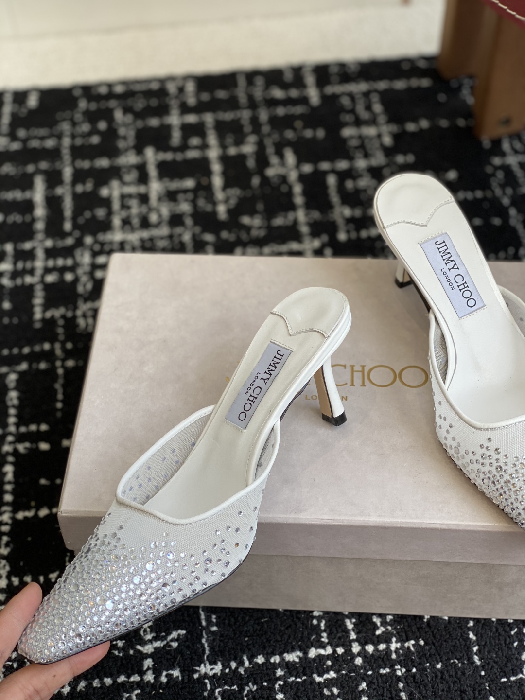 代购级
早春水晶钻扣凉鞋 拖鞋Jimmy Choo 周仰杰25春夏系列 重逢惊艳 优雅邂逅 碰撞之美 时