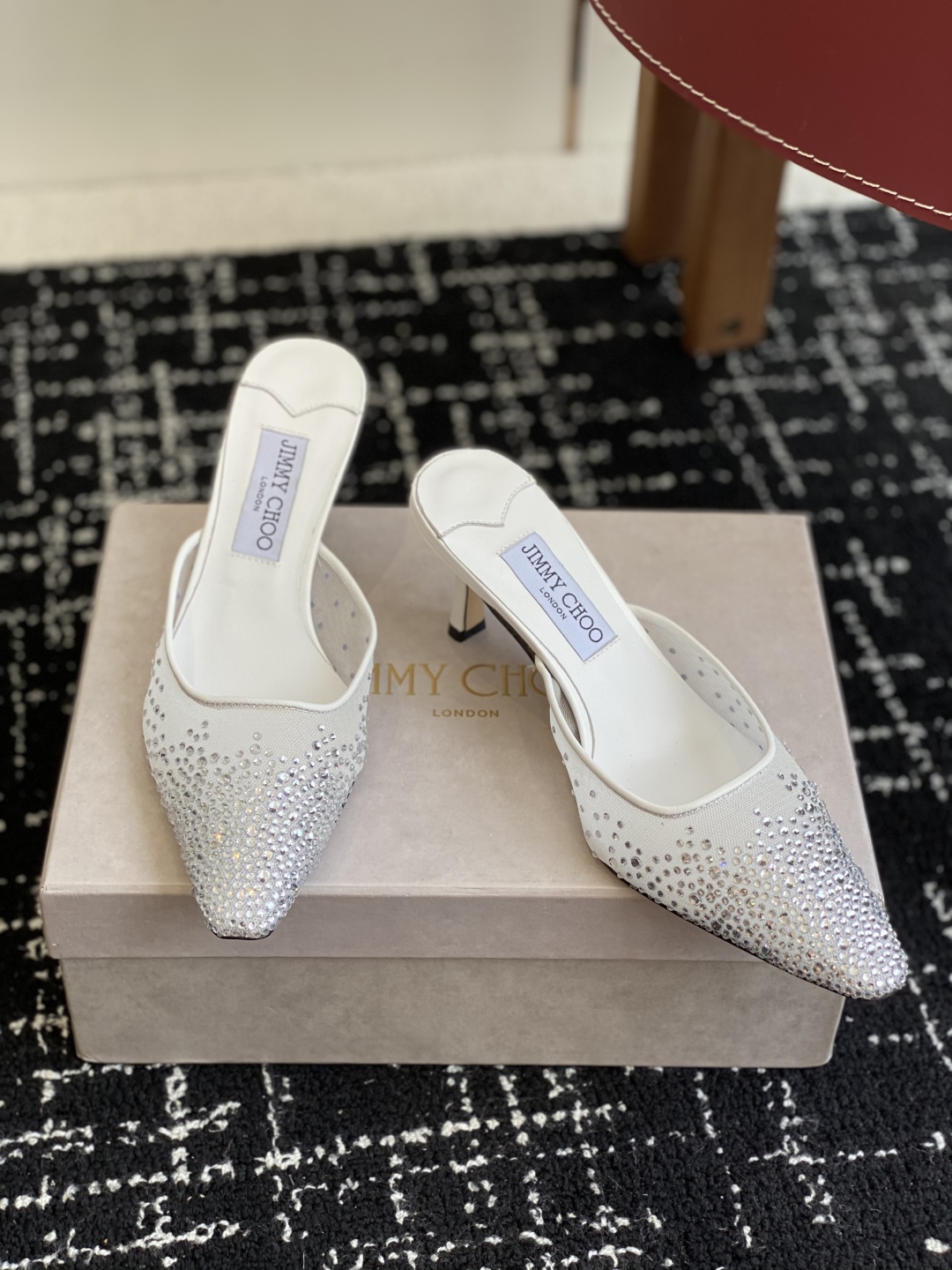 代购级
早春水晶钻扣凉鞋 拖鞋Jimmy Choo 周仰杰25春夏系列 重逢惊艳 优雅邂逅 碰撞之美 时