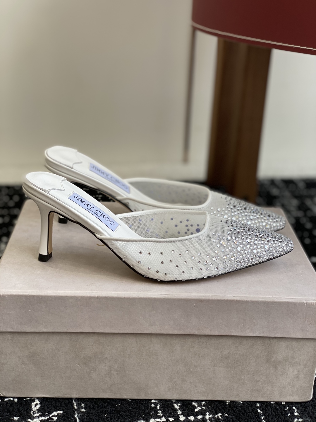 代购级
早春水晶钻扣凉鞋 拖鞋Jimmy Choo 周仰杰25春夏系列 重逢惊艳 优雅邂逅 碰撞之美 时