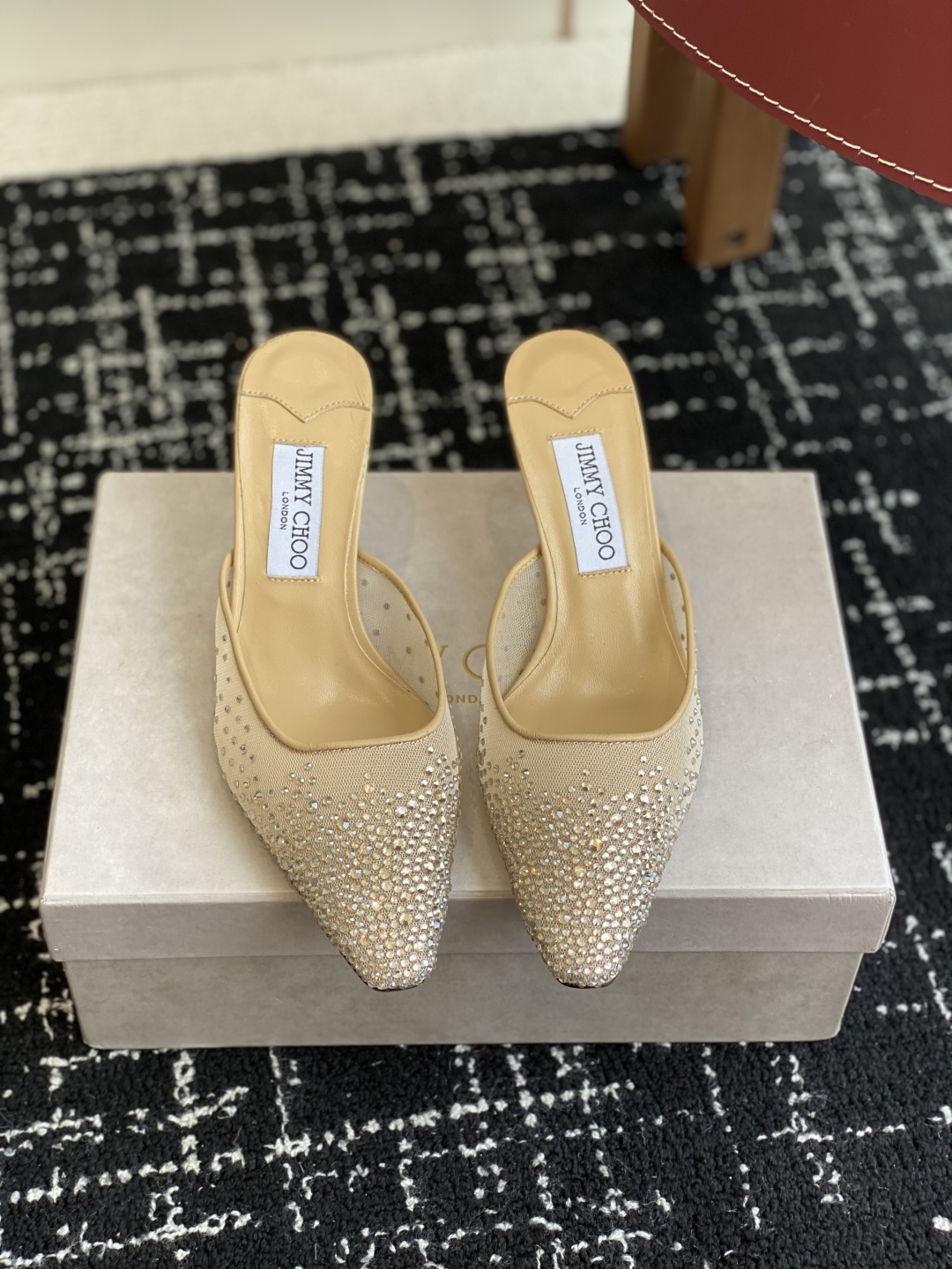 代购级
早春水晶钻扣凉鞋 拖鞋Jimmy Choo 周仰杰25春夏系列 重逢惊艳 优雅邂逅 碰撞之美 时