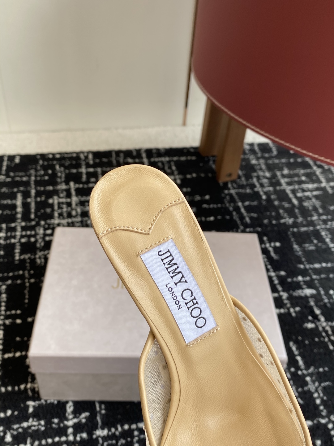 代购级
早春水晶钻扣凉鞋 拖鞋Jimmy Choo 周仰杰25春夏系列 重逢惊艳 优雅邂逅 碰撞之美 时