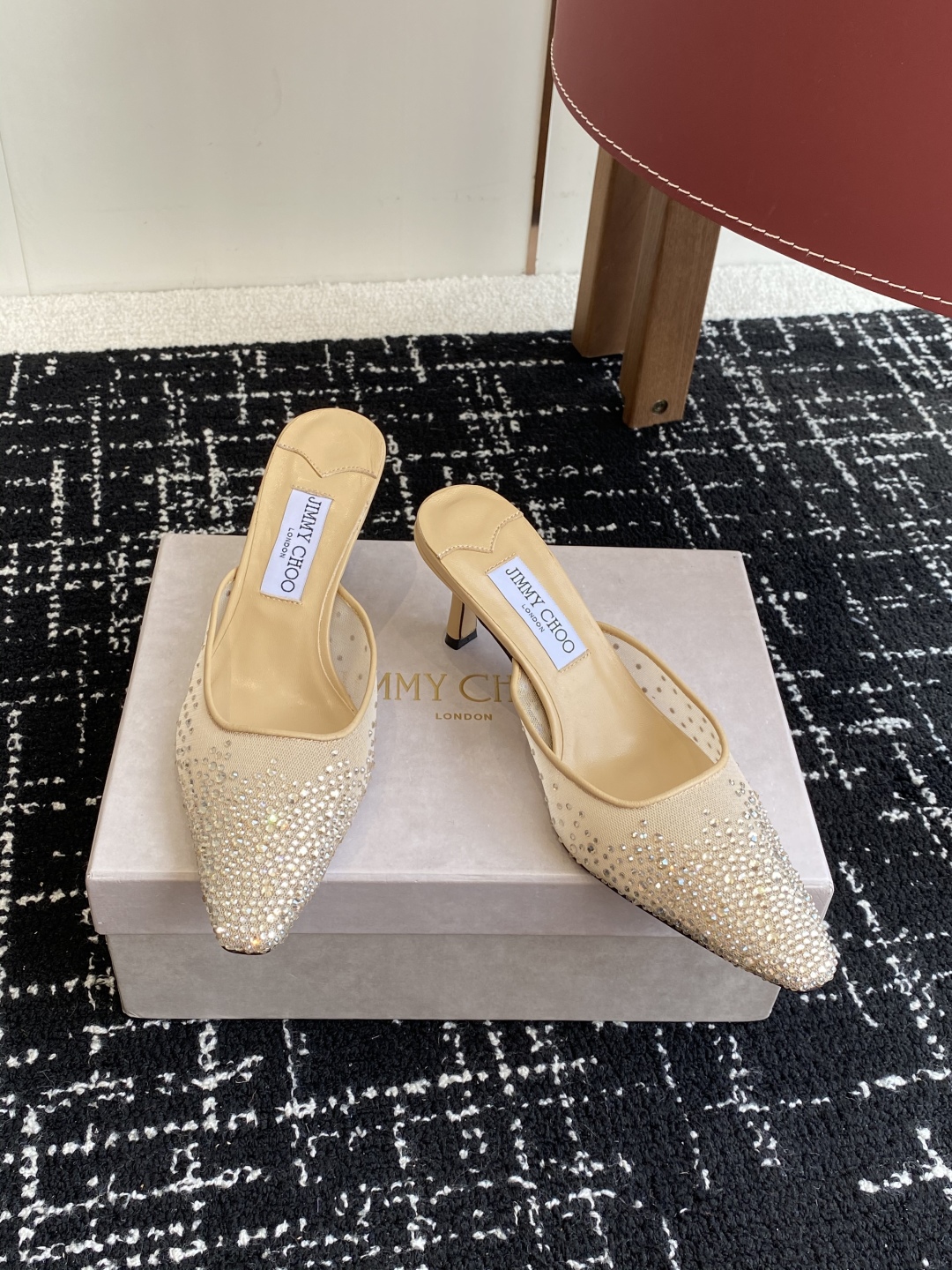 代购级
早春水晶钻扣凉鞋 拖鞋Jimmy Choo 周仰杰25春夏系列 重逢惊艳 优雅邂逅 碰撞之美 时