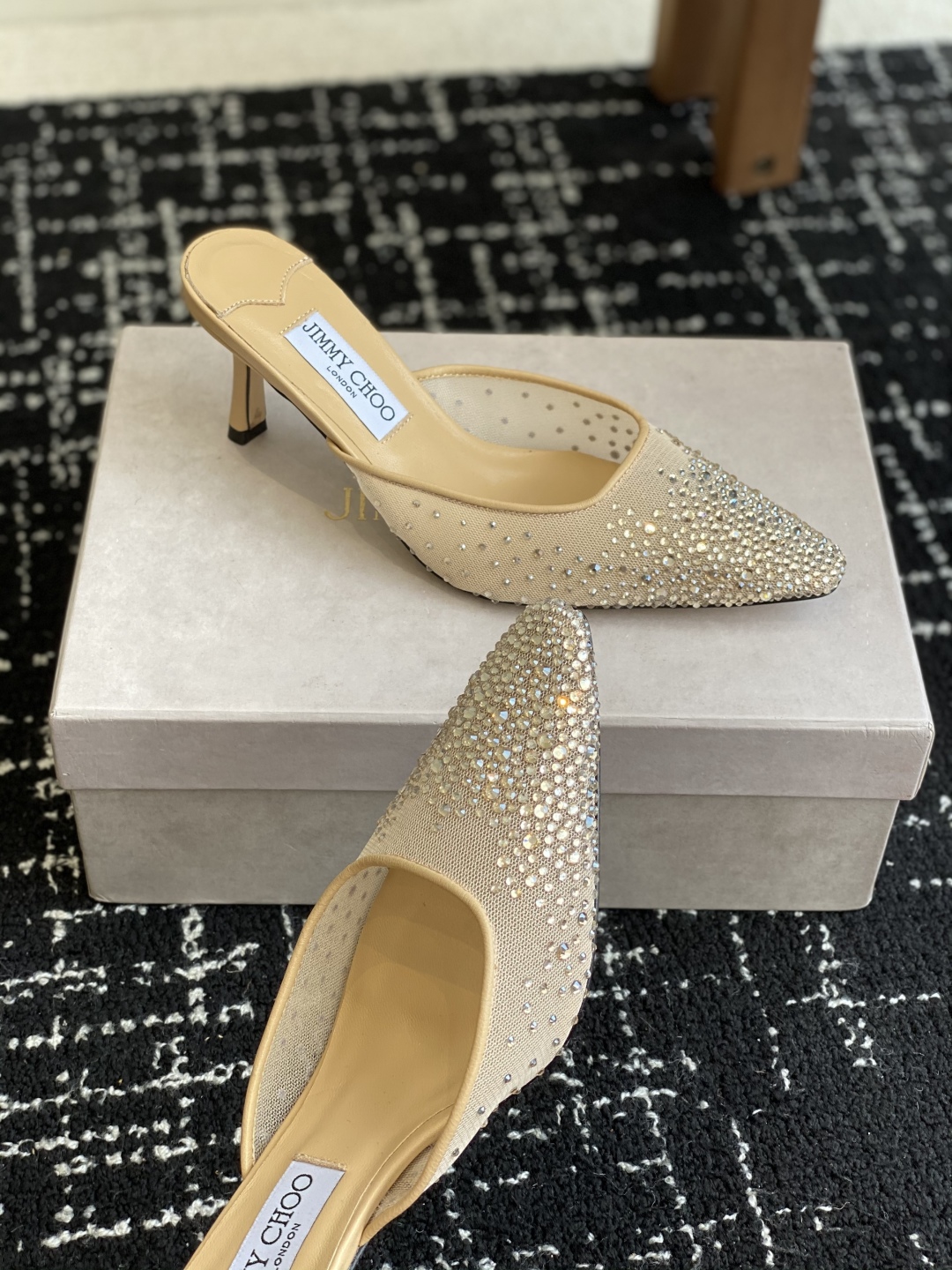 代购级
早春水晶钻扣凉鞋 拖鞋Jimmy Choo 周仰杰25春夏系列 重逢惊艳 优雅邂逅 碰撞之美 时