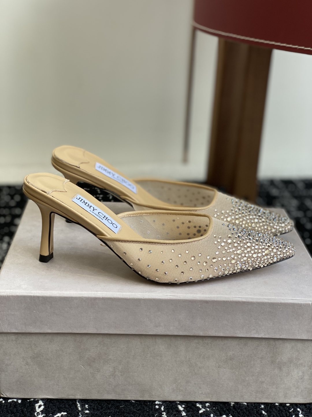代购级
早春水晶钻扣凉鞋 拖鞋Jimmy Choo 周仰杰25春夏系列 重逢惊艳 优雅邂逅 碰撞之美 时
