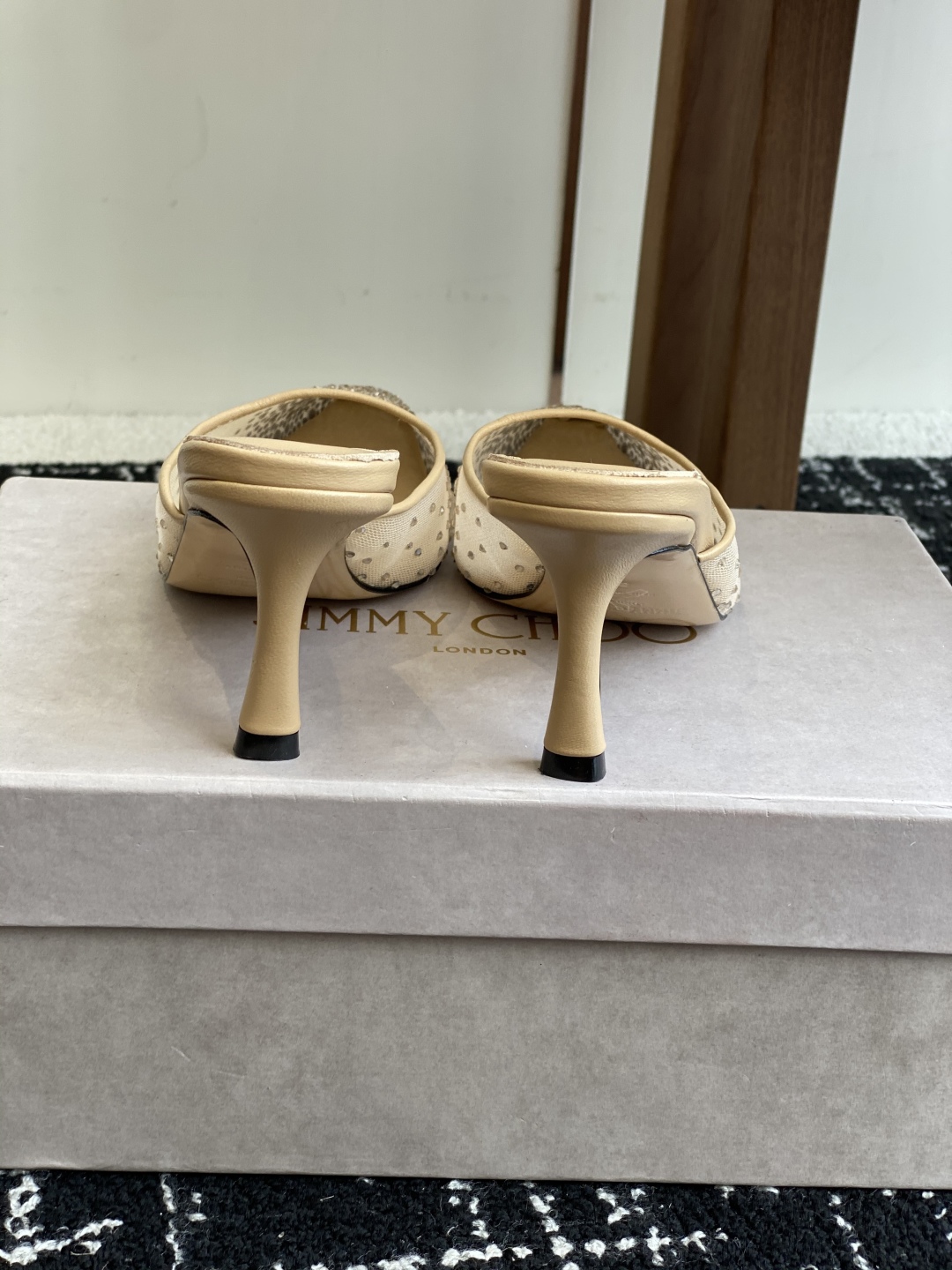 代购级
早春水晶钻扣凉鞋 拖鞋Jimmy Choo 周仰杰25春夏系列 重逢惊艳 优雅邂逅 碰撞之美 时