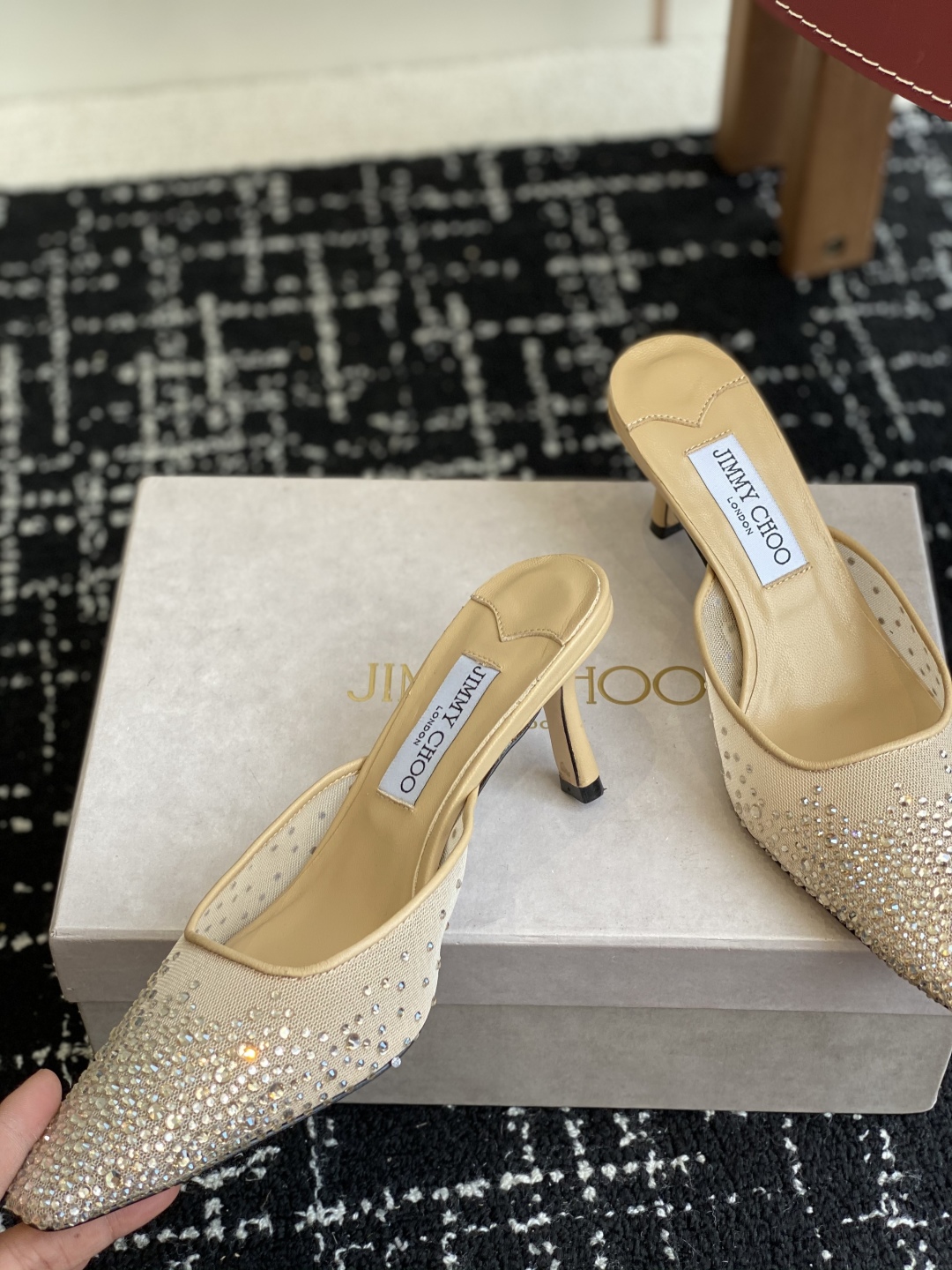 代购级
早春水晶钻扣凉鞋 拖鞋Jimmy Choo 周仰杰25春夏系列 重逢惊艳 优雅邂逅 碰撞之美 时