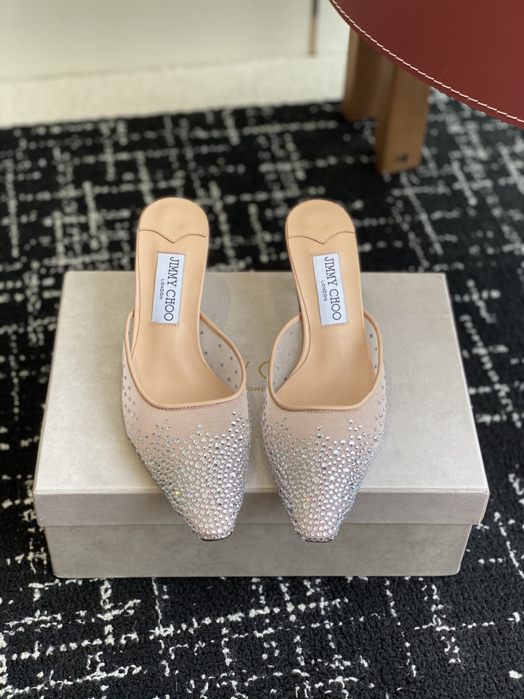 代购级
早春水晶钻扣凉鞋 拖鞋Jimmy Choo 周仰杰25春夏系列 重逢惊艳 优雅邂逅 碰撞之美 时