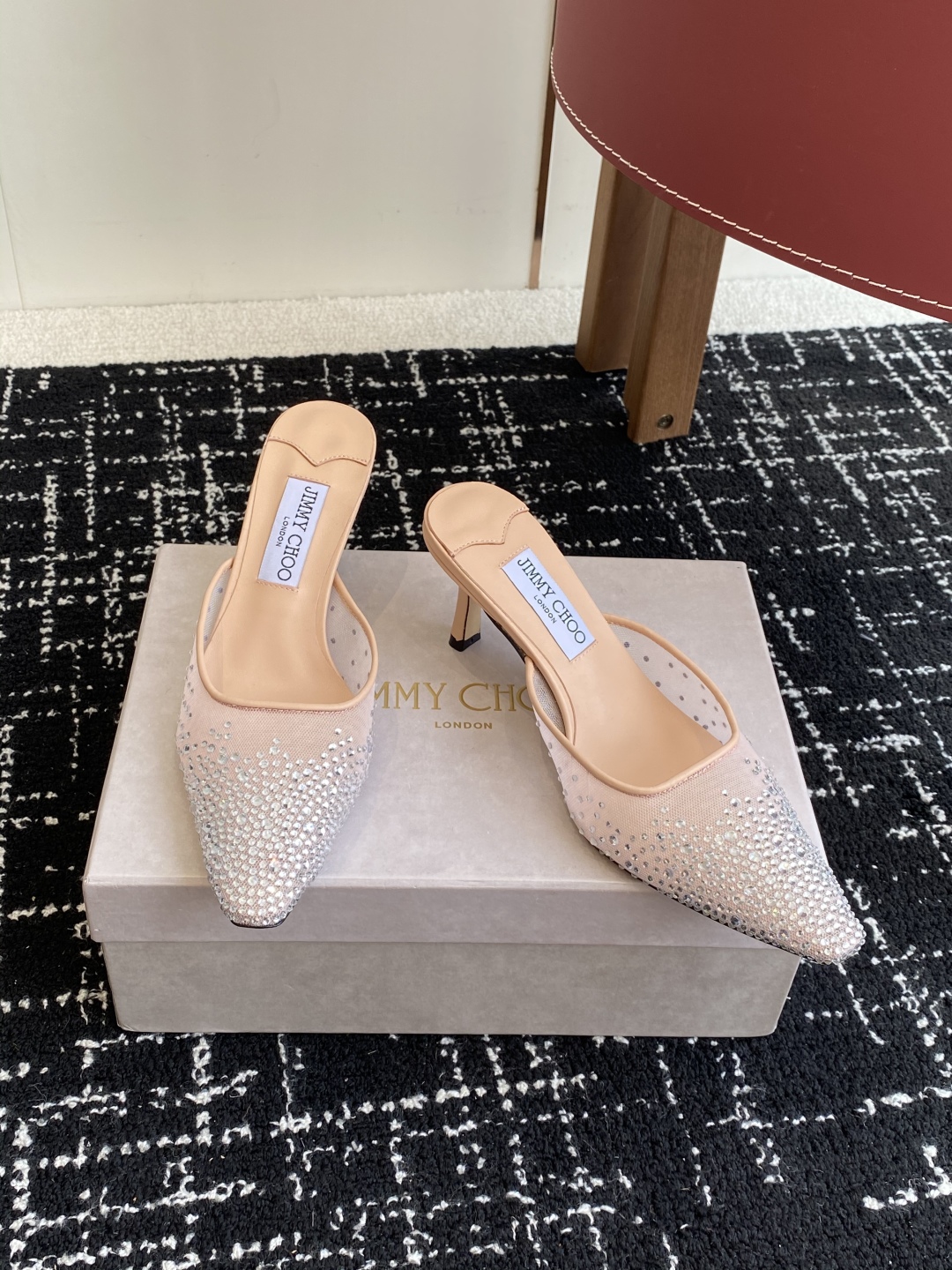 代购级
早春水晶钻扣凉鞋 拖鞋Jimmy Choo 周仰杰25春夏系列 重逢惊艳 优雅邂逅 碰撞之美 时