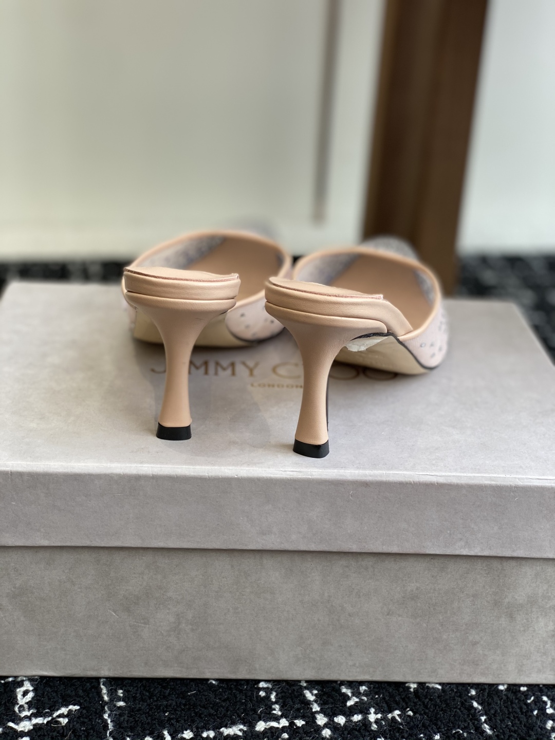 代购级
早春水晶钻扣凉鞋 拖鞋Jimmy Choo 周仰杰25春夏系列 重逢惊艳 优雅邂逅 碰撞之美 时