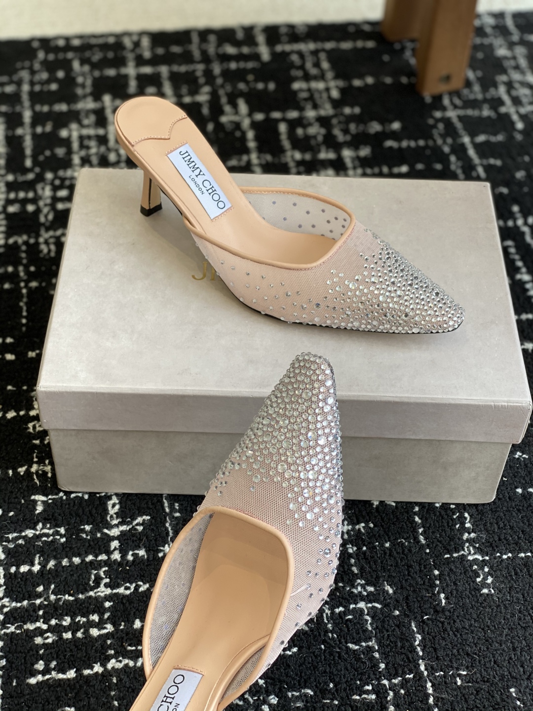 代购级
早春水晶钻扣凉鞋 拖鞋Jimmy Choo 周仰杰25春夏系列 重逢惊艳 优雅邂逅 碰撞之美 时