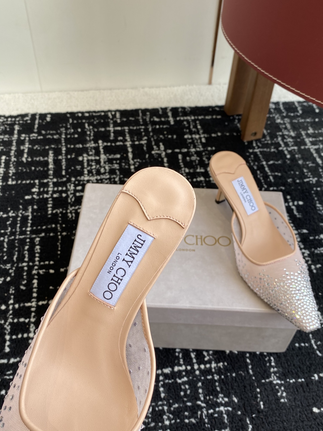 代购级
早春水晶钻扣凉鞋 拖鞋Jimmy Choo 周仰杰25春夏系列 重逢惊艳 优雅邂逅 碰撞之美 时