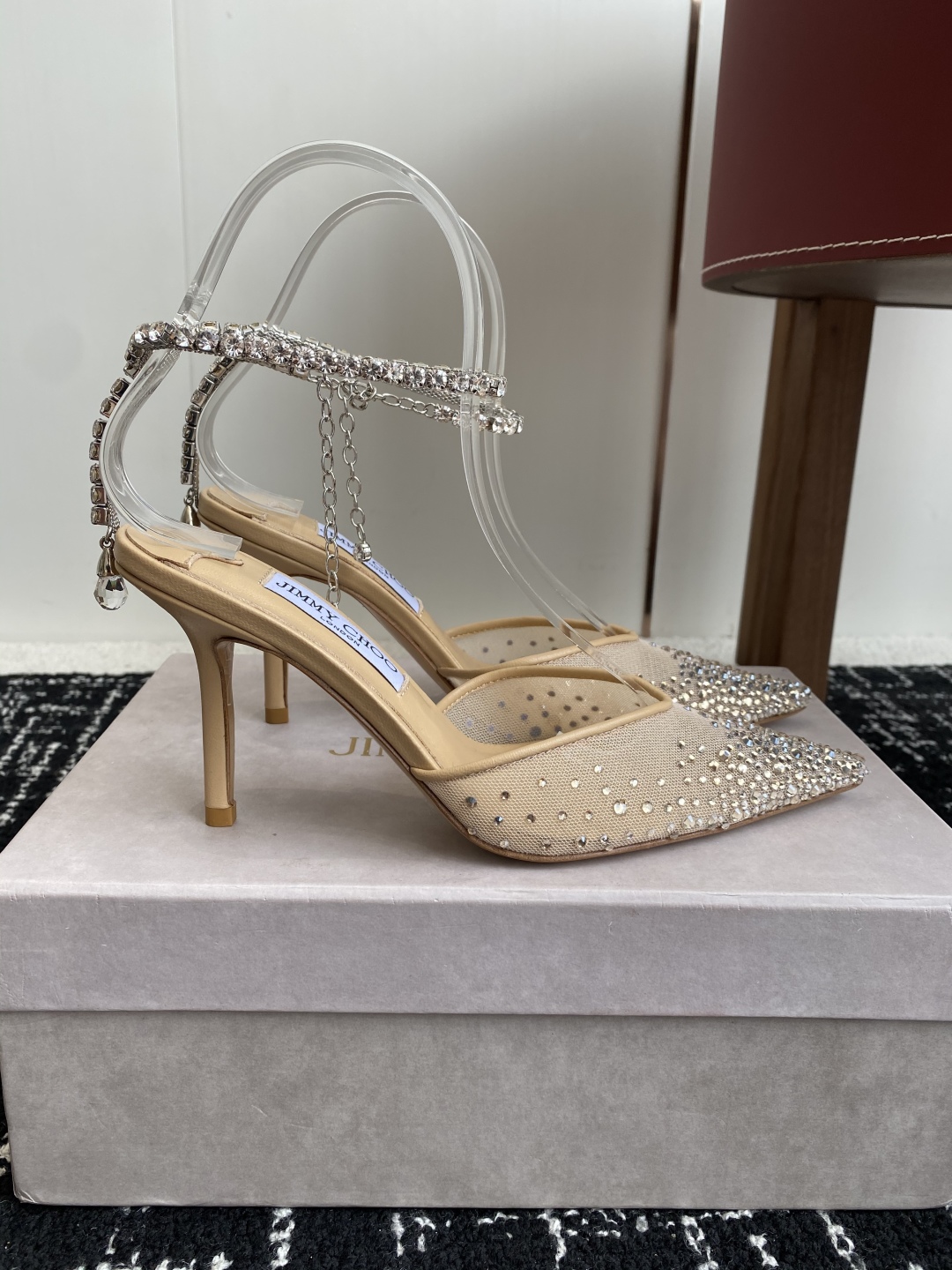代购级
早春水晶钻扣凉鞋 拖鞋Jimmy Choo 周仰杰25春夏系列 重逢惊艳 优雅邂逅 碰撞之美 时