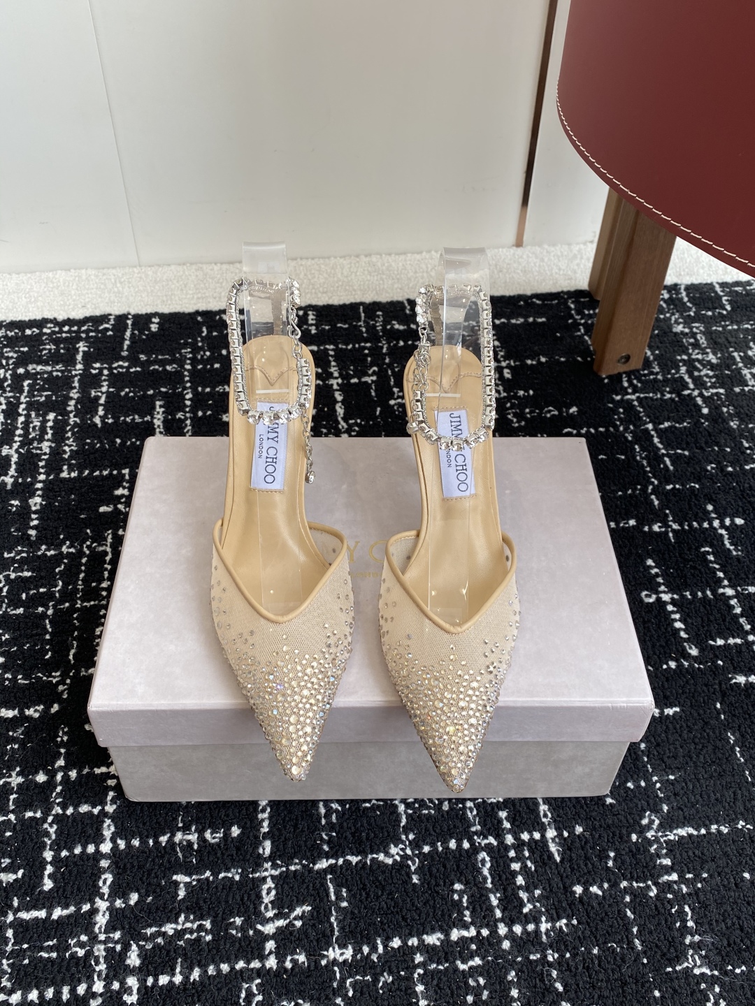 代购级
早春水晶钻扣凉鞋 拖鞋Jimmy Choo 周仰杰25春夏系列 重逢惊艳 优雅邂逅 碰撞之美 时
