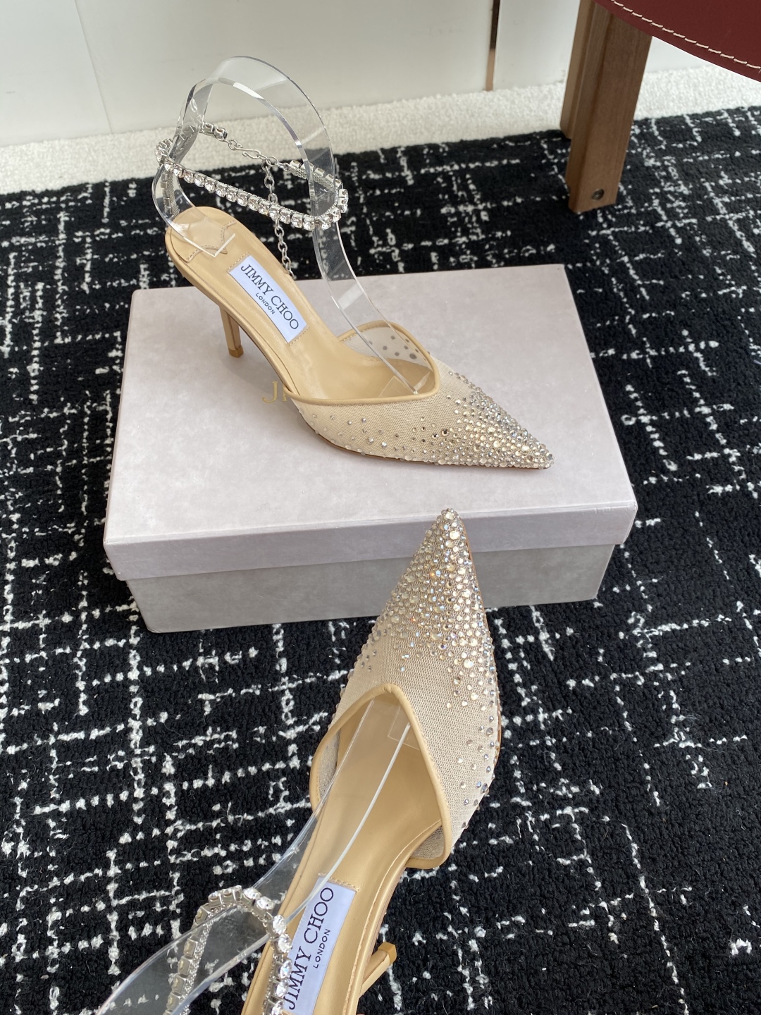 代购级
早春水晶钻扣凉鞋 拖鞋Jimmy Choo 周仰杰25春夏系列 重逢惊艳 优雅邂逅 碰撞之美 时