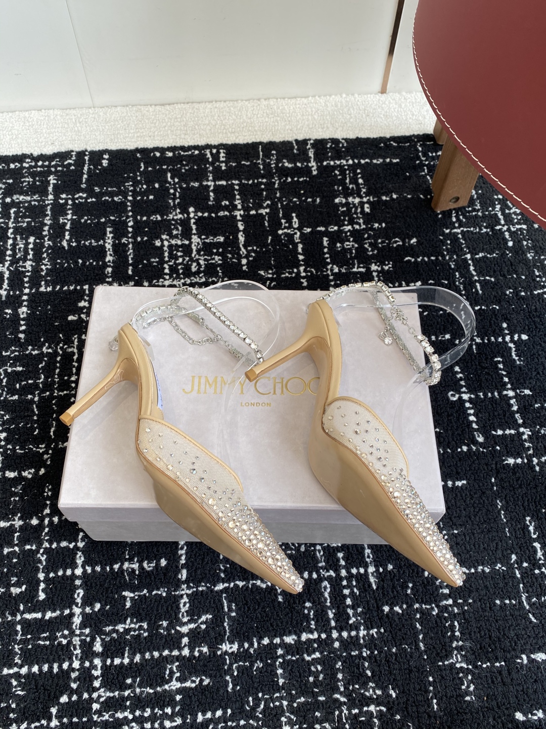 代购级
早春水晶钻扣凉鞋 拖鞋Jimmy Choo 周仰杰25春夏系列 重逢惊艳 优雅邂逅 碰撞之美 时