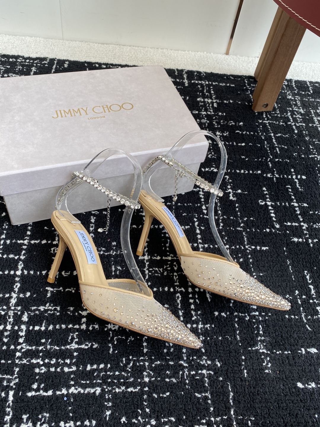 代购级
早春水晶钻扣凉鞋 拖鞋Jimmy Choo 周仰杰25春夏系列 重逢惊艳 优雅邂逅 碰撞之美 时