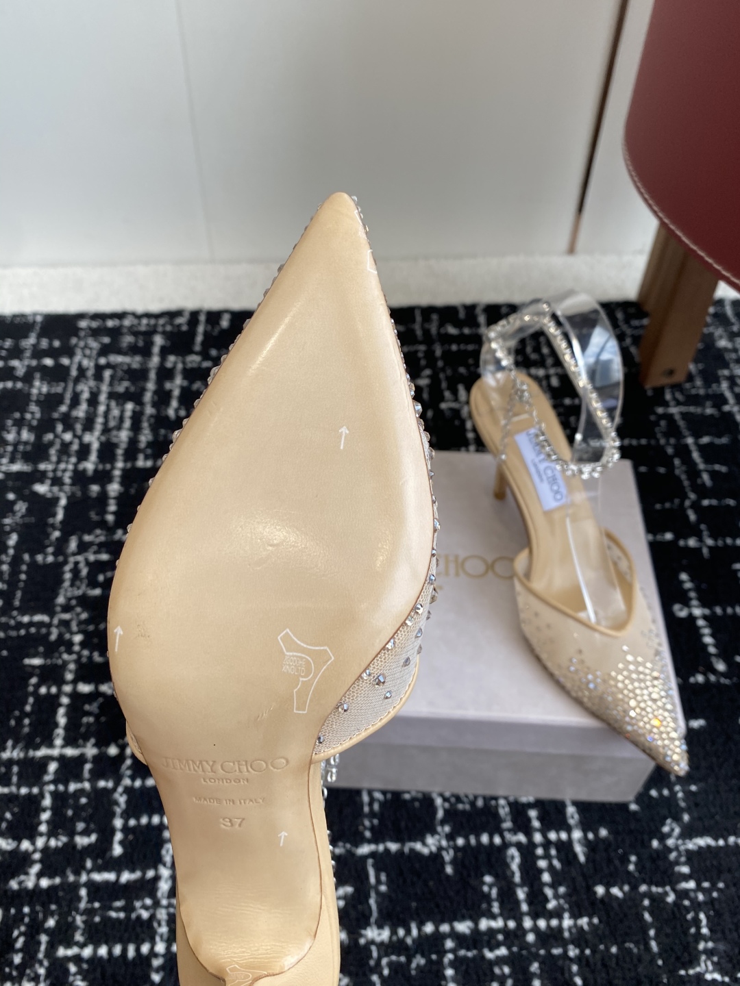 代购级
早春水晶钻扣凉鞋 拖鞋Jimmy Choo 周仰杰25春夏系列 重逢惊艳 优雅邂逅 碰撞之美 时