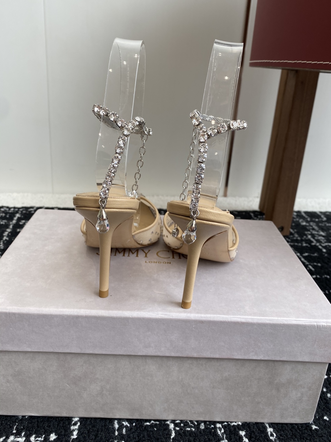 代购级
早春水晶钻扣凉鞋 拖鞋Jimmy Choo 周仰杰25春夏系列 重逢惊艳 优雅邂逅 碰撞之美 时