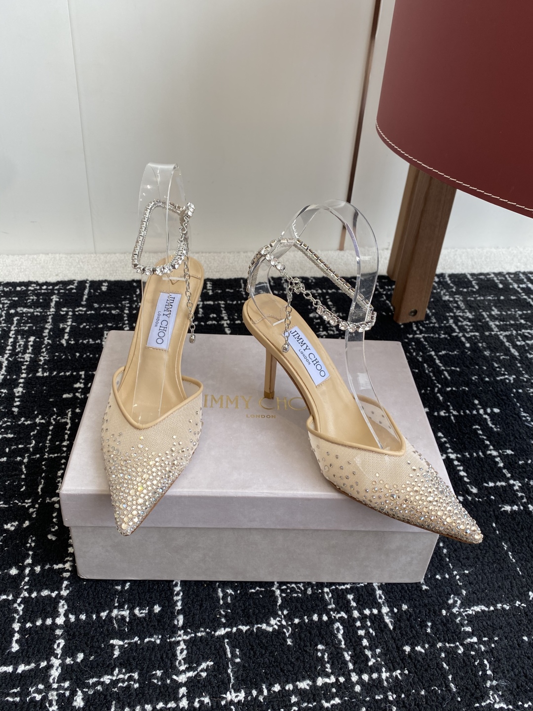 代购级
早春水晶钻扣凉鞋 拖鞋Jimmy Choo 周仰杰25春夏系列 重逢惊艳 优雅邂逅 碰撞之美 时