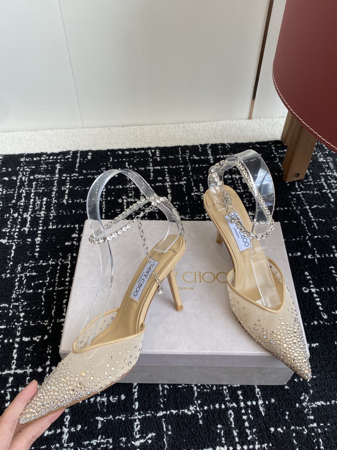 代购级
早春水晶钻扣凉鞋 拖鞋Jimmy Choo 周仰杰25春夏系列 重逢惊艳 优雅邂逅 碰撞之美 时