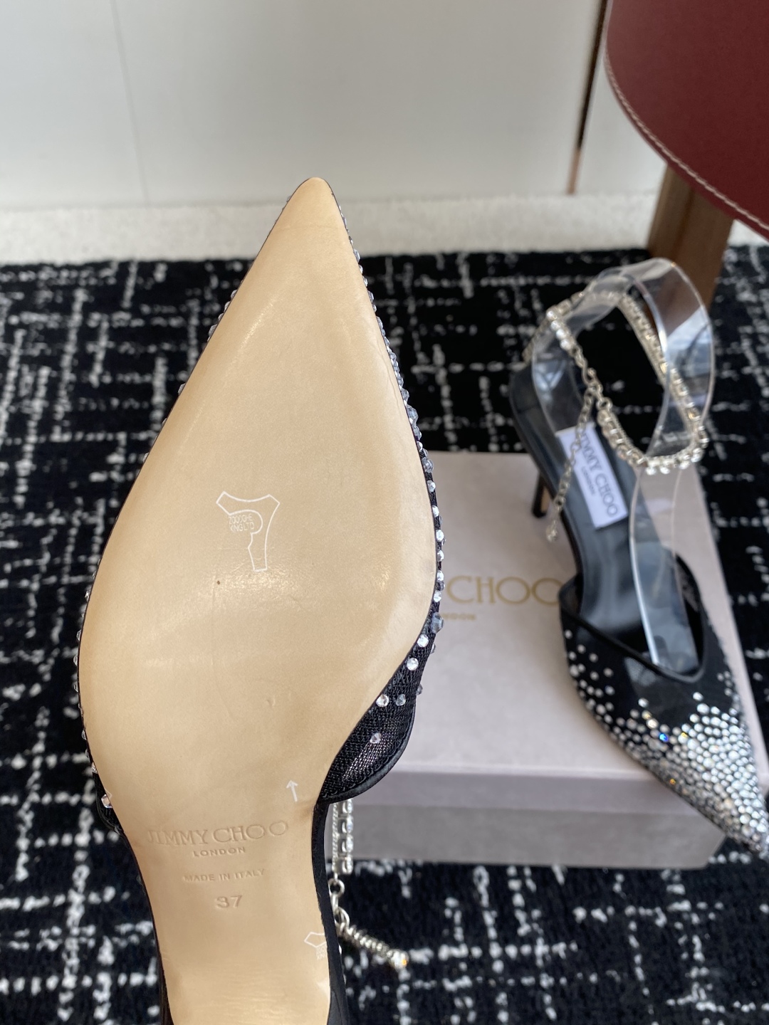 代购级
早春水晶钻扣凉鞋 拖鞋Jimmy Choo 周仰杰25春夏系列 重逢惊艳 优雅邂逅 碰撞之美 时