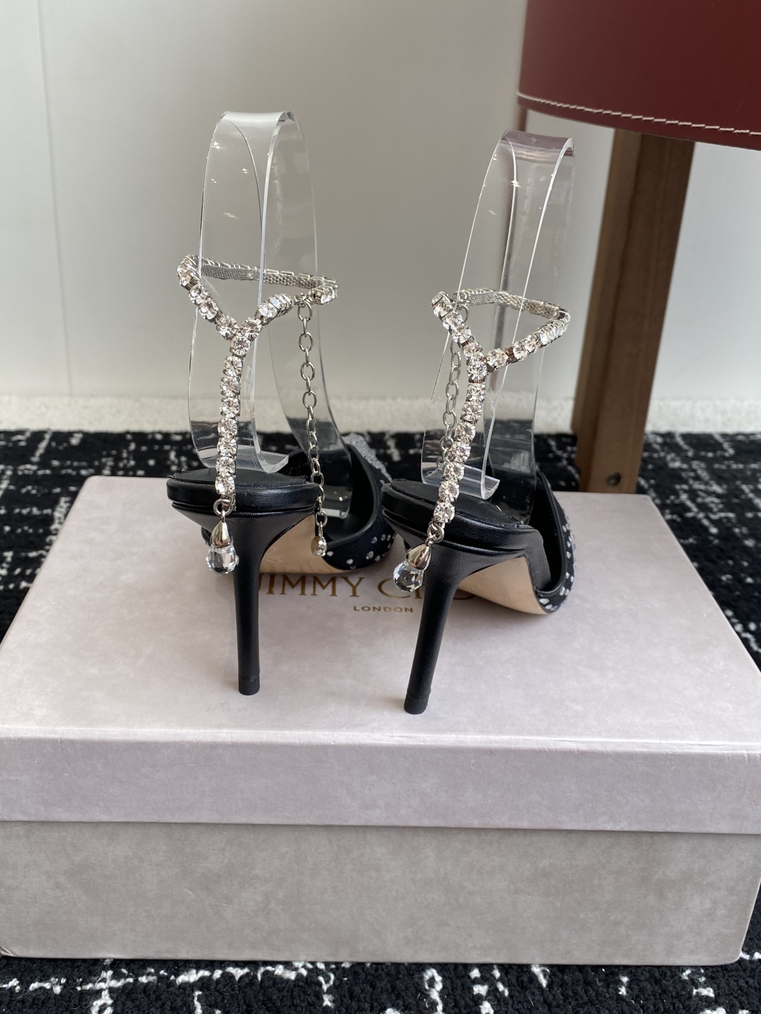 代购级
早春水晶钻扣凉鞋 拖鞋Jimmy Choo 周仰杰25春夏系列 重逢惊艳 优雅邂逅 碰撞之美 时