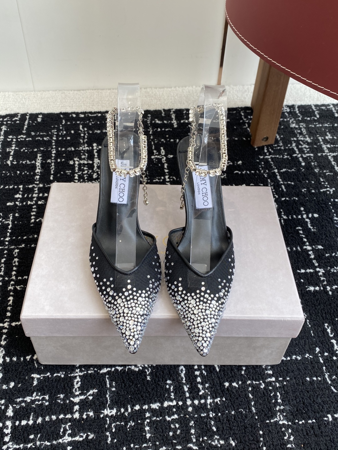 代购级
早春水晶钻扣凉鞋 拖鞋Jimmy Choo 周仰杰25春夏系列 重逢惊艳 优雅邂逅 碰撞之美 时