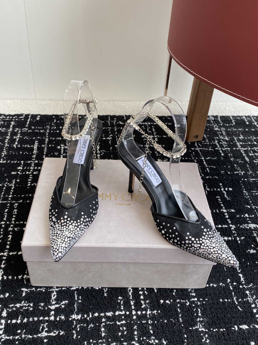 代购级
早春水晶钻扣凉鞋 拖鞋Jimmy Choo 周仰杰25春夏系列 重逢惊艳 优雅邂逅 碰撞之美 时