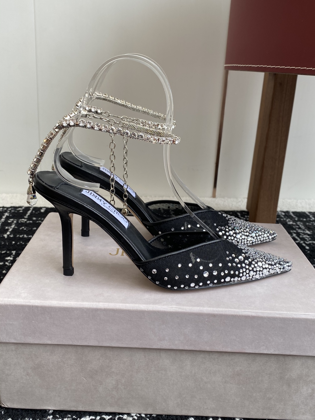 代购级
早春水晶钻扣凉鞋 拖鞋Jimmy Choo 周仰杰25春夏系列 重逢惊艳 优雅邂逅 碰撞之美 时
