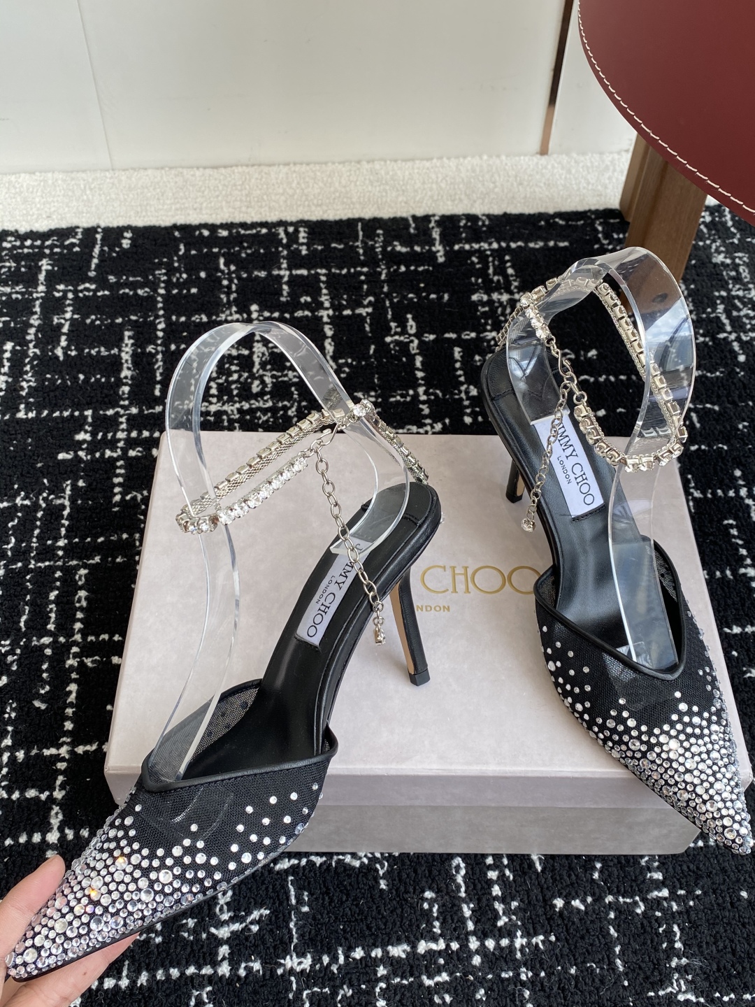 代购级
早春水晶钻扣凉鞋 拖鞋Jimmy Choo 周仰杰25春夏系列 重逢惊艳 优雅邂逅 碰撞之美 时