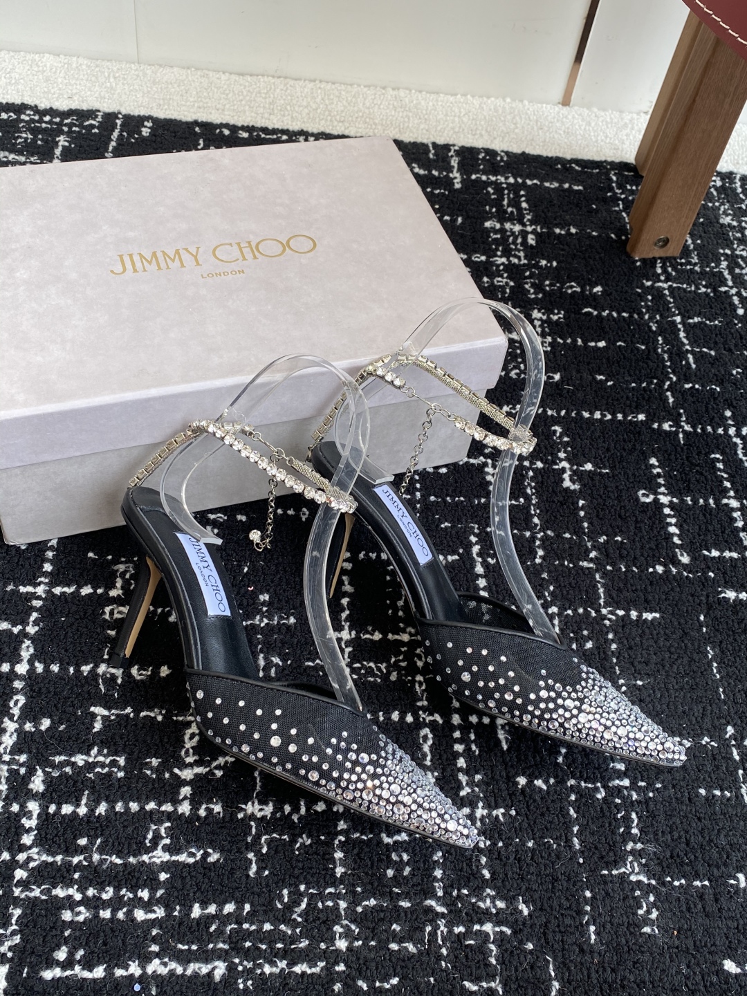 代购级
早春水晶钻扣凉鞋 拖鞋Jimmy Choo 周仰杰25春夏系列 重逢惊艳 优雅邂逅 碰撞之美 时