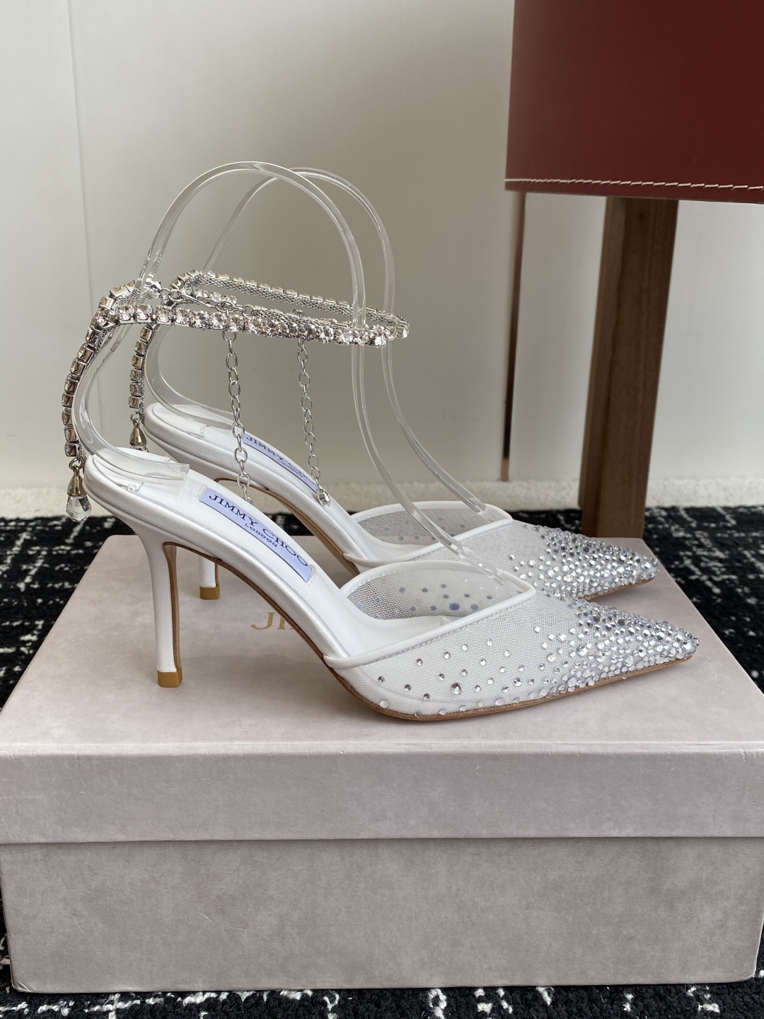代购级
早春水晶钻扣凉鞋 拖鞋Jimmy Choo 周仰杰25春夏系列 重逢惊艳 优雅邂逅 碰撞之美 时