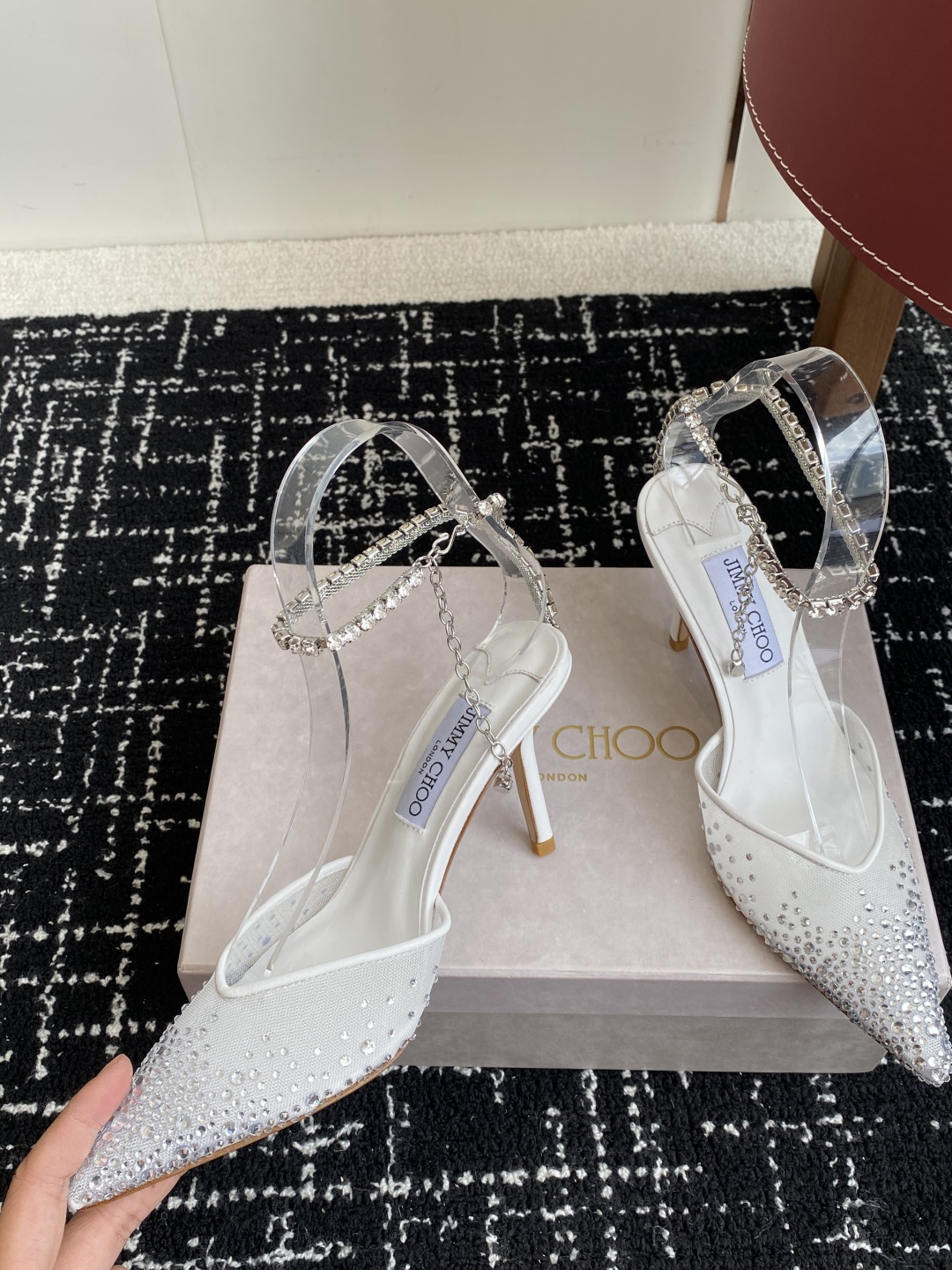 代购级
早春水晶钻扣凉鞋 拖鞋Jimmy Choo 周仰杰25春夏系列 重逢惊艳 优雅邂逅 碰撞之美 时