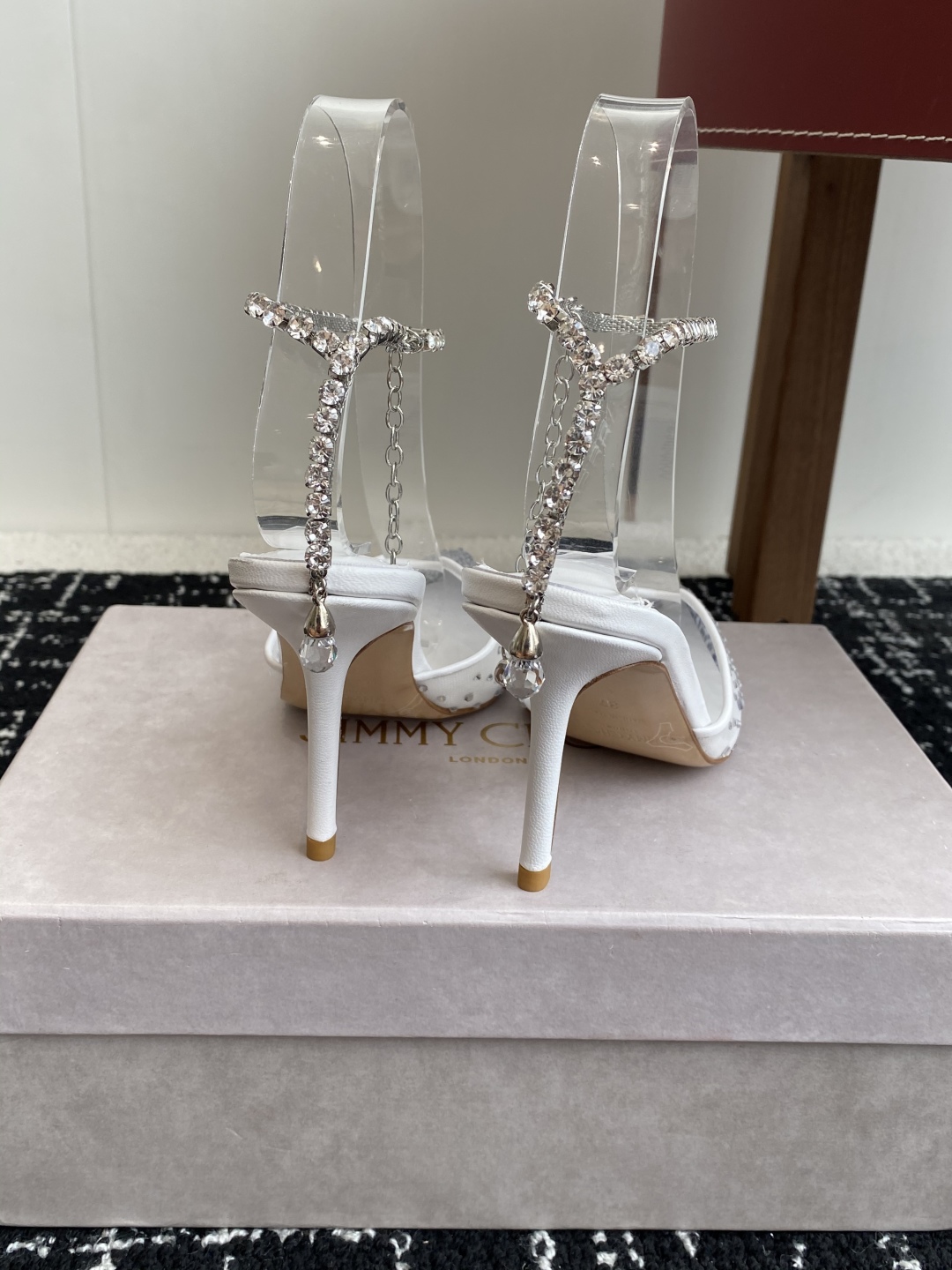 代购级
早春水晶钻扣凉鞋 拖鞋Jimmy Choo 周仰杰25春夏系列 重逢惊艳 优雅邂逅 碰撞之美 时