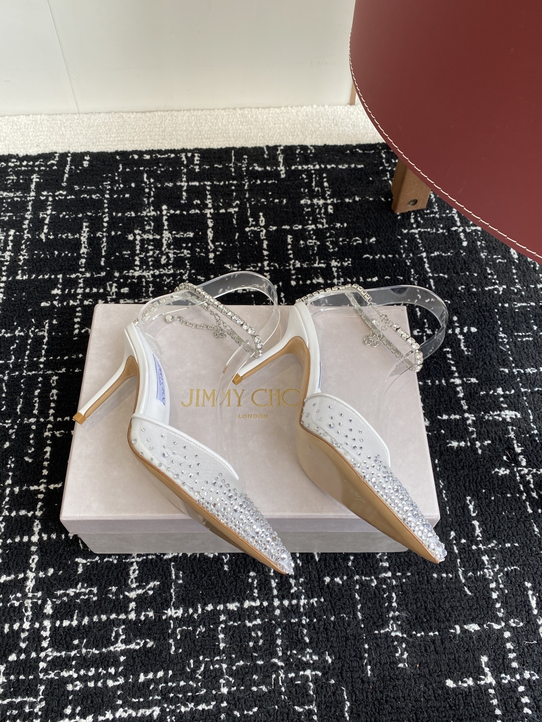代购级
早春水晶钻扣凉鞋 拖鞋Jimmy Choo 周仰杰25春夏系列 重逢惊艳 优雅邂逅 碰撞之美 时