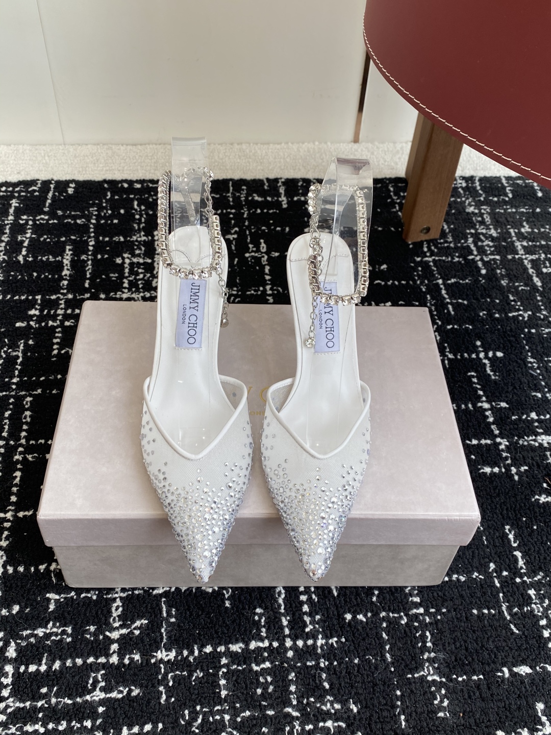 代购级
早春水晶钻扣凉鞋 拖鞋Jimmy Choo 周仰杰25春夏系列 重逢惊艳 优雅邂逅 碰撞之美 时